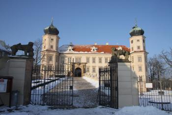 pohled na zámek od brány (© Václav Růžek, 05/2011)
