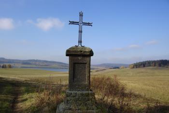 historický kříž u lomu (© Zuzana Holasová, 10/2009)