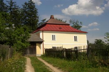 Přístup ke tvrzi (© Jan Šebek, 12/2009)