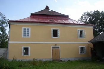 Pohled ze dvora tvrze (© Jan Šebek, 12/2009)