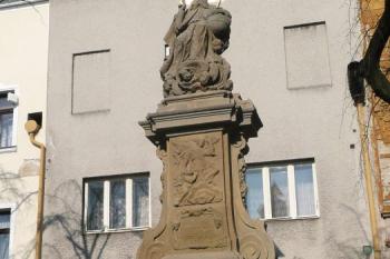 celkový pohled na sousoší Boha Otce v horní části brušperského náměstí ( © Jan P. Štěpánek 05/2009)