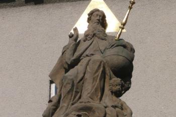 socha Boha Otce v nejvyšší části sousoší ( © Jan P. Štěpánek 05/2009)
