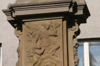 horní část podstavce sochy s česky psaným nápisem a letopočtem 1761 ( © Jan P. Štěpánek 05/2009)