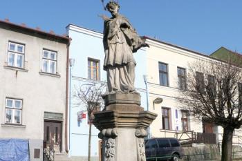 celkový pohled na sochu sv. Jana Nepomuckého z r. 1736 v dolní části náměstí v Brušperku ( © Jan P. Štěpánek 05/2009)