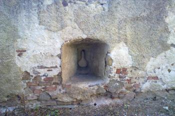 Střílna z gotického opevnění kostela (© Prudký Martin, 07/2010)