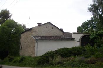 Pohled na tvrz s cesty od centra vsi (© Jan Šebek, 07/2008)