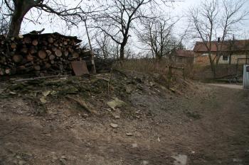 Zbytky tarasní zdi (© Petr Nožička, 12/2009)