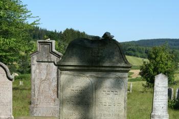 Detail náhrobků (© Petr Nožička, 6/2009)
