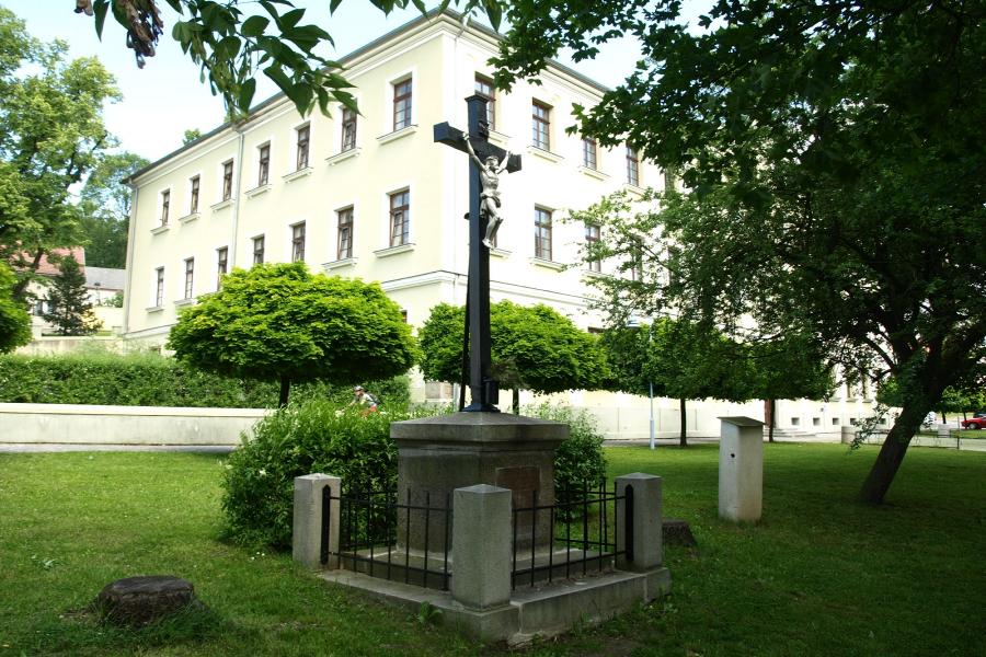 kříž před Vinařickou školou