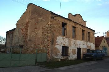 bývalá synagoga z bývalé židovské ulice ( © Milan Caha 12/2009)