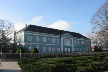 Nejdelší sv. křídlo zámku (© D Dohňanský, 01/2016)