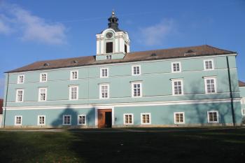 parkové vstupní průčelí na jz. (© D Dohňanský, 01/2016)