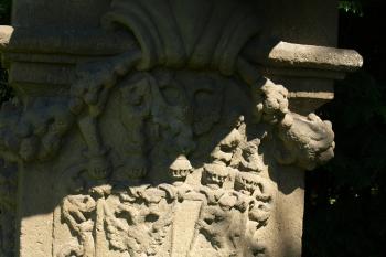 šporkovský erb na podstavci ( © Milan Caha 07/2009)