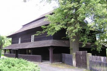 pohled na dvě strany kostela, které lemuje podstřešená předsíň ( © Jan P. Štěpánek 07/2007)