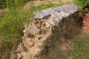 zbytek původní hřbitovní zdi ( © Milan Caha 08/2008)