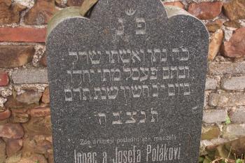 novější náhrobek ( © Milan Caha 08/2008)