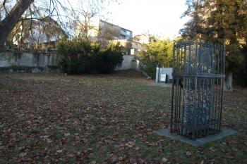 plocha hřbitova s památníky obětem holocaustu (v přední části snímku novější, vzadu starší) ( © Milan Caha 12/2009)