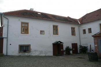 budova u vjezdu (© David Hamza, 12/2009)