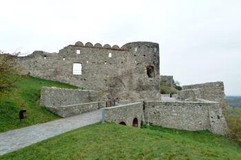 brána a branské budovy vstupu do hlavního nádvoří dolního hradu ( © Jan P. Štěpánek 10/2011)