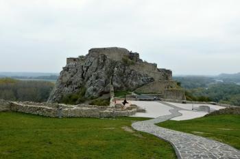 celkový pohled na vrchol s hradním jádrem  ( © Jan P. Štěpánek 10/2011)