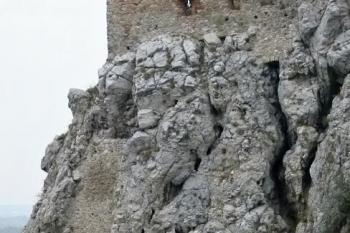 část opevnění jádra hradu a hrotitý portál vstupu do jeskyně pod horním hradem ( © Jan P. Štěpánek 10/2011)
