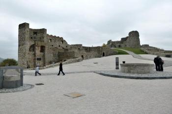 celkový pohled na velké nádvoří dolního hradu s branskými budovami, mladším palácem pánů z Gary v pozadí a hradní studnou v popředí ( © Jan P. Štěpánek 10/2011)