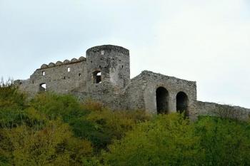brána a branské budovy k velkému nádvoří dolního hradu ( © Jan P. Štěpánek 10/2011)