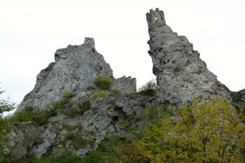 skála s pozůstatky horního hradu a věž opevnění strážícího cestu kolem řeky ( © Jan P. Štěpánek 10/2011)