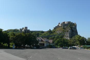 celkový pohled na horní a dolní hrad z parkoviště (© David Hamza, 09/2008)