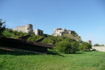 pohled na jádro hradu, v popředí pavilon zakrývající římskou stavbu (© David Hamza, 09/2008)