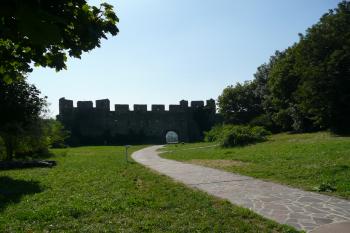východní brána předhradí (z předhradí) (© David Hamza, 09/2008)