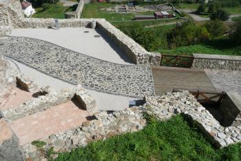 vstup do dolního hradu – most přes příkop a strážnice (© David Hamza, 09/2008)