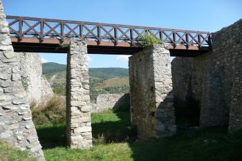 most přes příkop mezi horním a dolním hradem (© David Hamza, 09/2008)