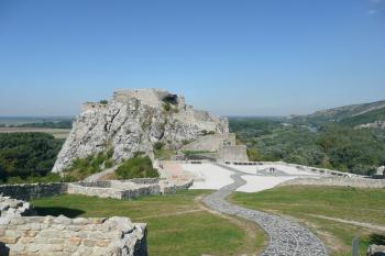 horní hrad, v popředí hospodářské budovy (© David Hamza, 09/2008)