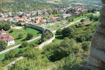 pohled k západní bráně z horního hradu (© David Hamza, 09/2008)