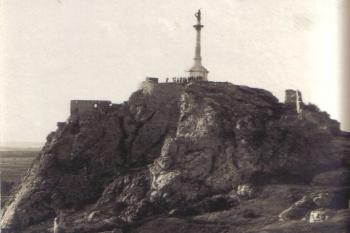 Devín - fotografie z počátku 20. stol. – na vrcholu pomník knížete Arpáda (soukr. sbírka IvoR) (© ???)