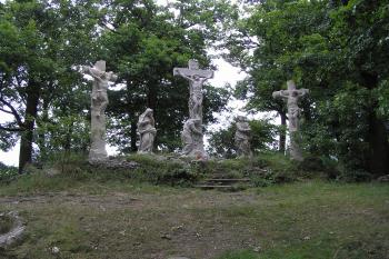 zakončení křízové cesty v parku, sochy z doby před r. 1751 (© David Hamza, 07/2007)