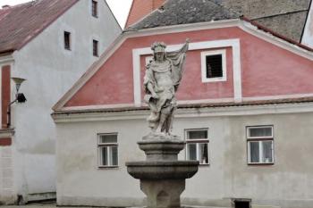 kašna od severovýchodu ( © Jan P. Štěpánek 10/2014)