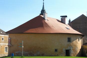 Před branou stojí části bývalého barbakánu zřejmě z 15. stol.  (© Rodochrozit, 06/2011)