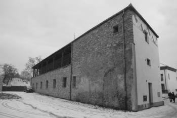Hlavní hradba u severozápadního nároží města, využitá ke stavbě bytového domu ( © Ivan Grisa 12/2009)