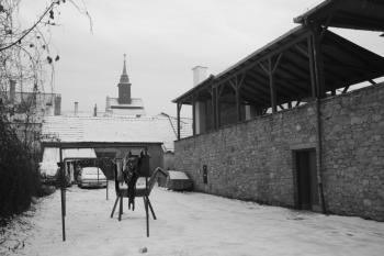 Hlavní hradba u severozápadního nároží města, využitá ke stavbě bytového domu ( © Ivan Grisa 12/2009)