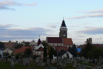 Centrum města od jihu - v popředí hřbitov s kaplí sv. Kříže, v centru farní kostel Nanebevzetí Panny Marie a městská věž (© Zdeňka Míchalová, 10/2008)
