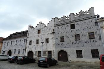 domy s renesančními sgrafitovými fasádami v jihovýchodní části Horního náměstí ( © Jan P. Štěpánek 10/2014)