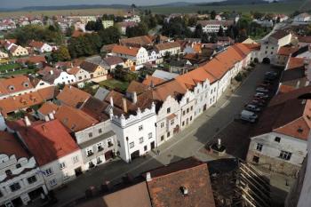 celkový pohled na Horní náměstí s Jemnickou branou z kostelní věže ( © Jan P. Štěpánek 10/2014)