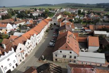 celkový pohled na Horní náměstí s Jemnickou branou z kostelní věže ( © Jan P. Štěpánek 10/2014)
