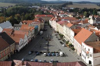 Dolní náměstí z kostelní věže ( © Jan P. Štěpánek 10/2014)