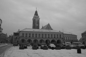 Východní čelo Mírového (Dolního) náměstí se školou na místě panského domu ( © Ivan Grisa 12/2009)