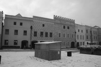 Domy č. p. 461–5 (zprava) na Mírovém náměstí s dochovanými gotickými a renesančními prvky v interiérech ( © Ivan Grisa 12/2009)