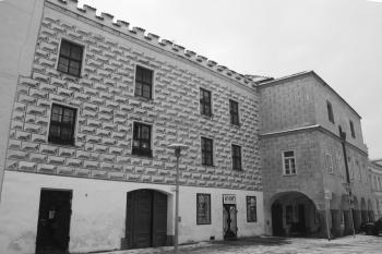 Dům č. p. 461 na Mírovém náměstí s atikou ve formě cimbuří ( © Ivan Grisa 12/2009)