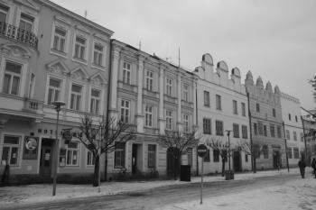 Domy č. p. 482–478 (zleva) na Mírovém náměstí ( © Ivan Grisa 12/2009)